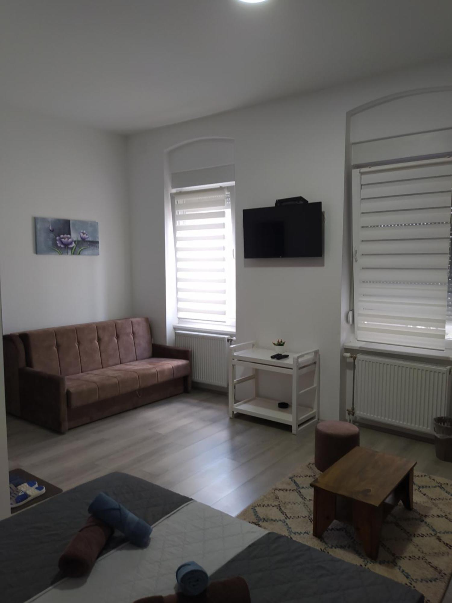 Lotus House Apartment ซเรนยานิน ภายนอก รูปภาพ